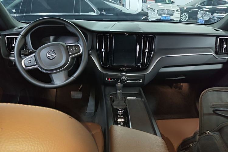 Used Volvo XC60 2021 T5 4x4 Smart Luxury Edition Center Console