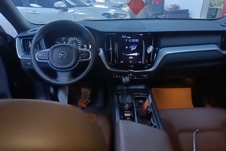 Used Volvo XC60 2021 T5 4x4 Smart Luxury Edition Center Console