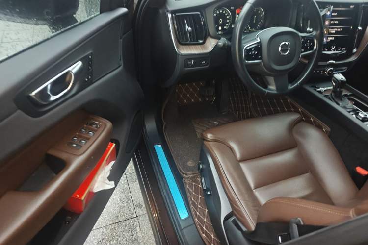 Used Volvo XC60 2021 T5 4x4 Smart Luxury Edition Driver Seat
