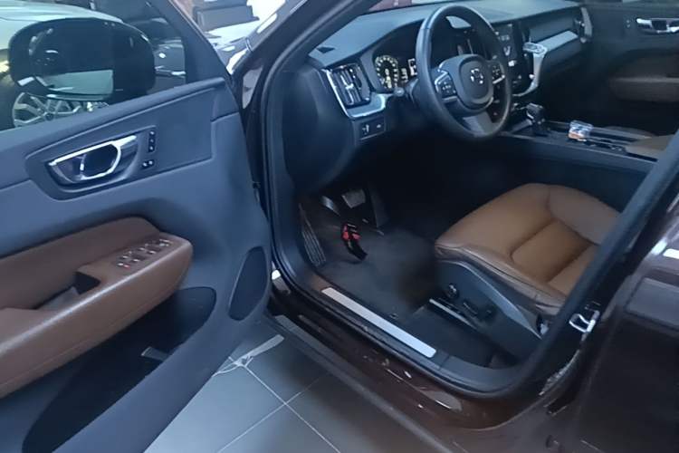 Used Volvo XC60 2021 T5 4x4 Smart Luxury Edition Driver Seat