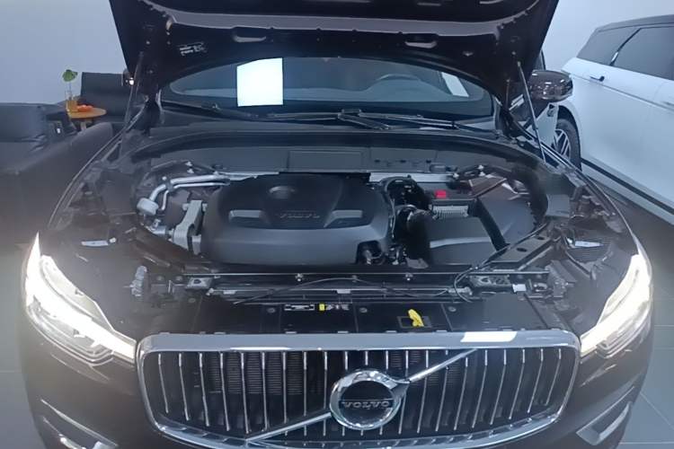 Used Volvo XC60 2021 T5 4x4 Smart Luxury Edition Engine Bay