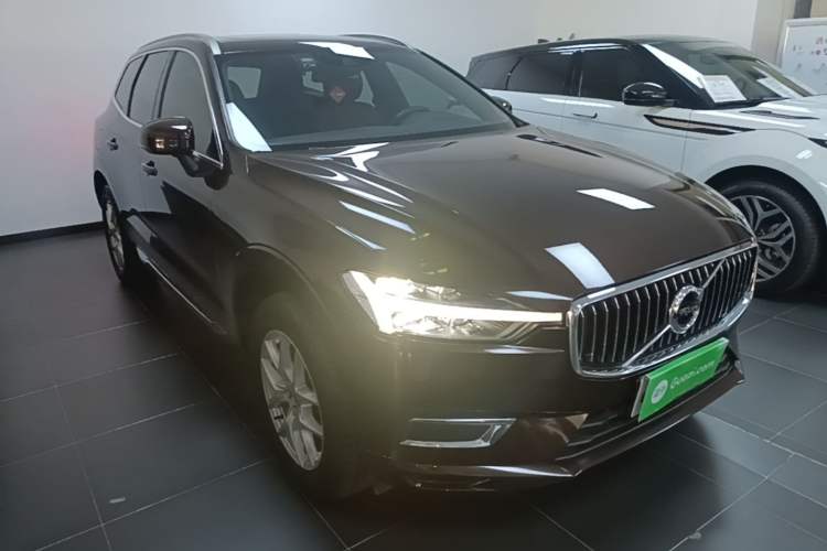 Used Volvo XC60 2021 T5 4x4 Smart Luxury Edition Front Right 45 Deg