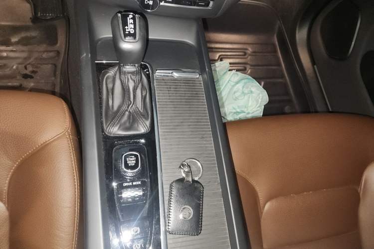 Used Volvo XC60 2021 T5 4x4 Smart Luxury Edition Gear Lever