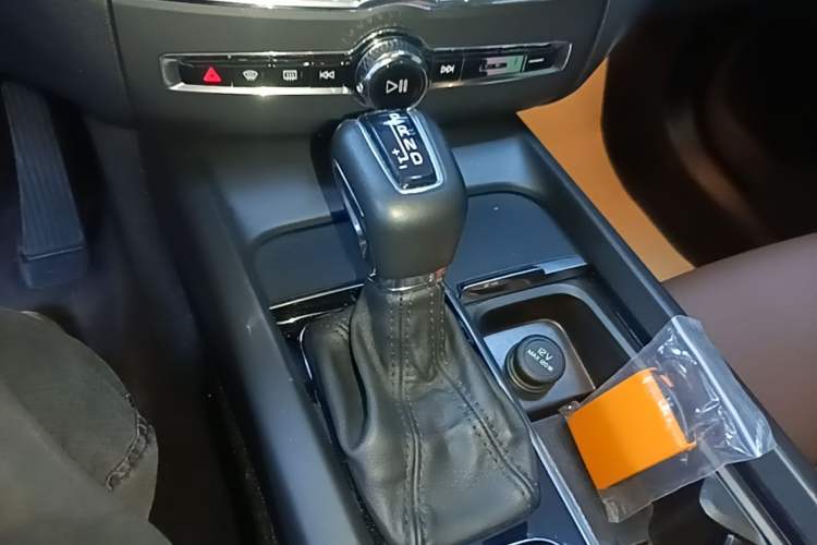 Used Volvo XC60 2021 T5 4x4 Smart Luxury Edition Gear Lever