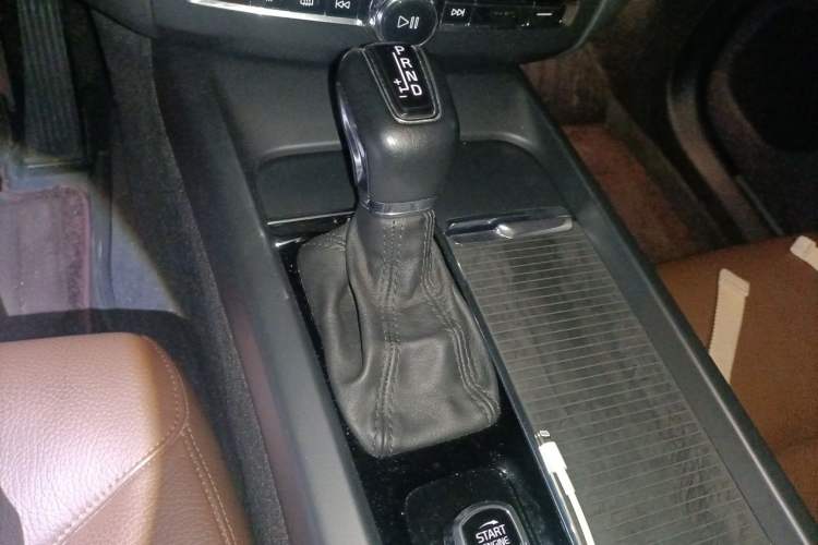 Used Volvo XC60 2021 T5 4x4 Smart Luxury Edition Gear Lever