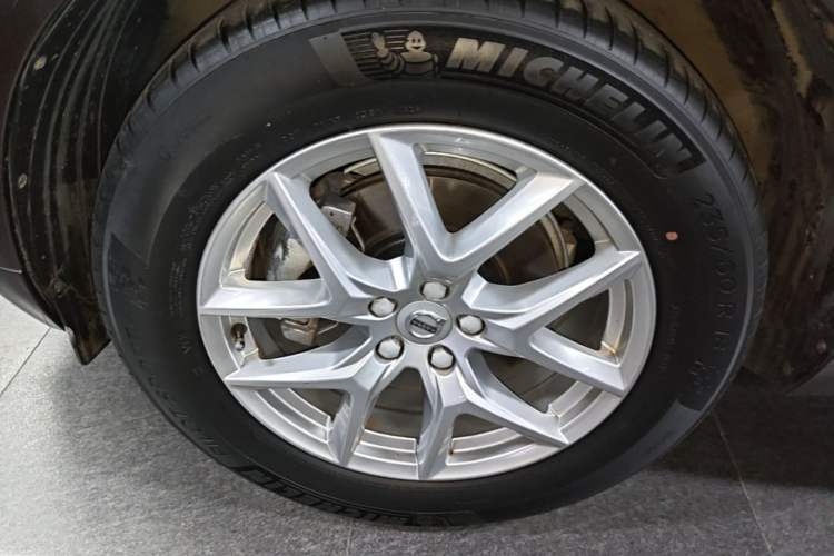 Used Volvo XC60 2021 T5 4x4 Smart Luxury Edition Left Front Wheel Hub