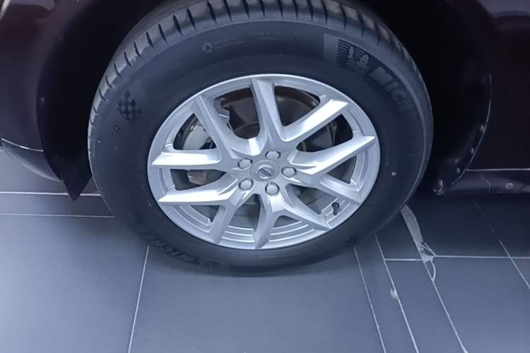 Used Volvo XC60 2021 T5 4x4 Smart Luxury Edition Left Front Wheel Hub