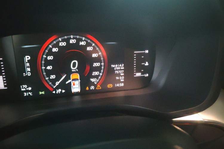 Used Volvo XC60 2021 T5 4x4 Smart Luxury Edition Odometer Close Up