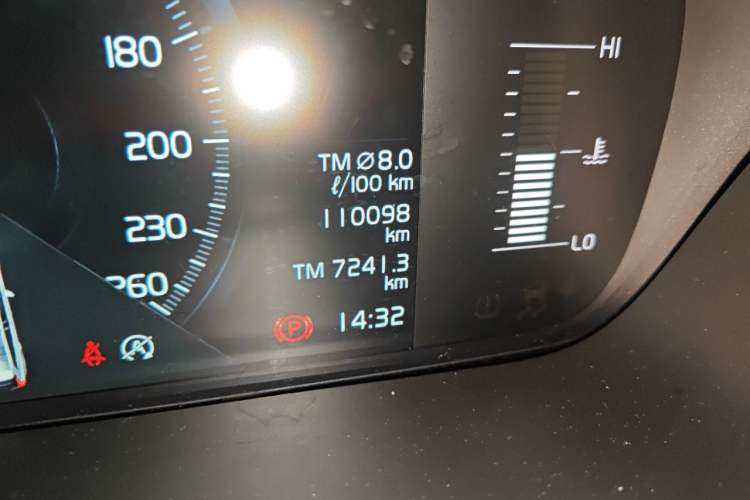 Used Volvo XC60 2021 T5 4x4 Smart Luxury Edition Odometer Close Up