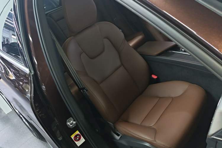 Used Volvo XC60 2021 T5 4x4 Smart Luxury Edition Right Front Seat