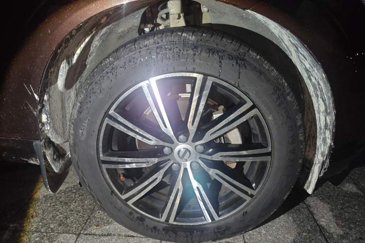 Used Volvo XC60 2021 T5 4x4 Smart Luxury Edition Right Front Wheel Hub