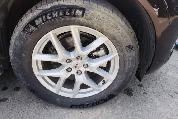 Used Volvo XC60 2021 T5 4x4 Zhiyi Sport Edition Right Front Wheel Hub