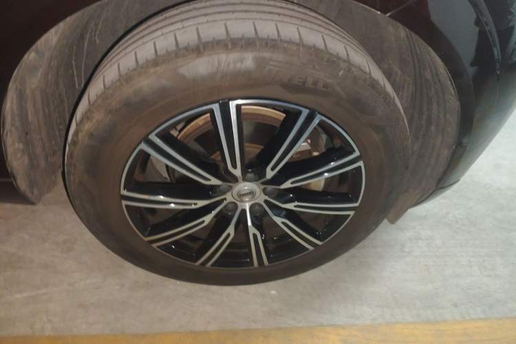Used Volvo XC60 2021 T5 4x4 Smart Luxury Edition Right Front Wheel Hub