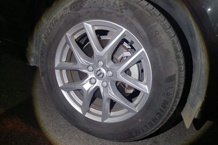 Used Volvo XC60 2021 T5 4x4 Smart Luxury Edition Right Front Wheel Hub