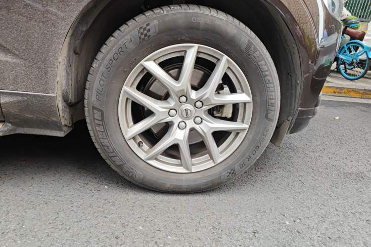 Used Volvo XC60 2021 T5 4x4 Smart Luxury Edition Right Front Wheel Hub
