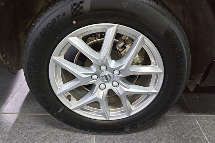Used Volvo XC60 2021 T5 4x4 Smart Luxury Edition Right Rear Wheel Hub