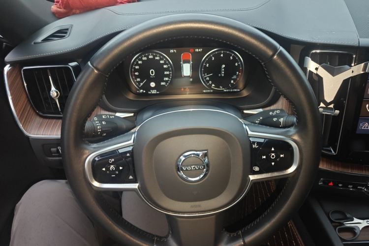 Used Volvo XC60 2021 T5 4x4 Smart Luxury Edition Steering Wheel