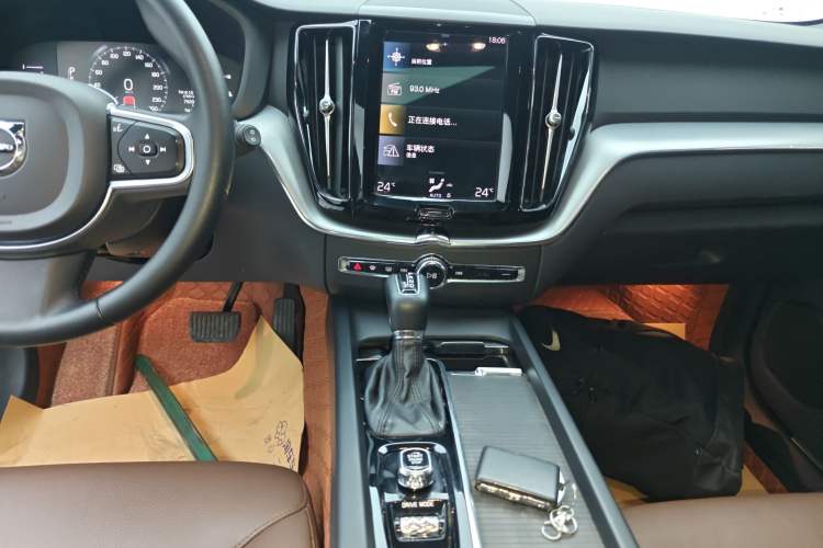 Used Volvo XC60 2021 T5 4x4 Smart Luxury Edition Audio And AC Panel