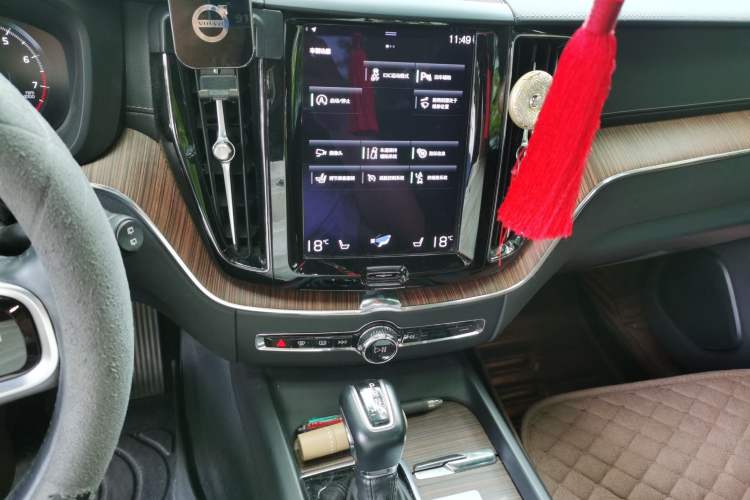 Used Volvo XC60 2021 T5 4x4 Smart Luxury Edition Audio And AC Panel