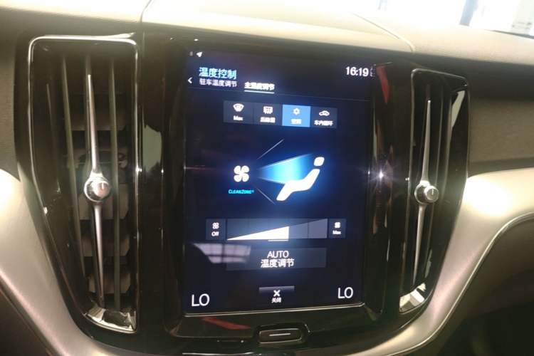 Used Volvo XC60 2021 T5 4x4 Smart Luxury Edition Audio And AC Panel