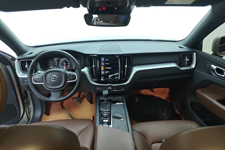 Used Volvo XC60 2021 T5 4x4 Smart Luxury Edition Center Console