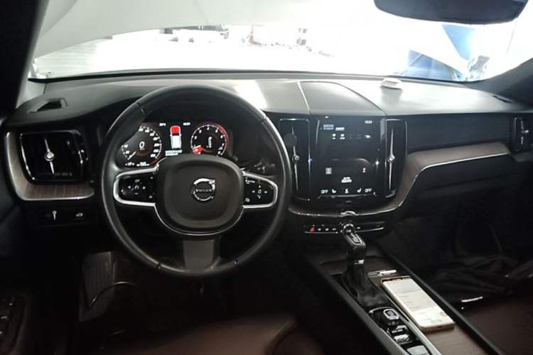Used Volvo XC60 2021 T5 4x4 Smart Luxury Edition Center Console