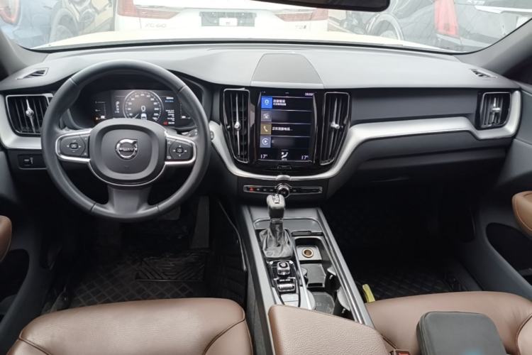 Used Volvo XC60 2021 T5 4x4 Smart Luxury Edition Center Console