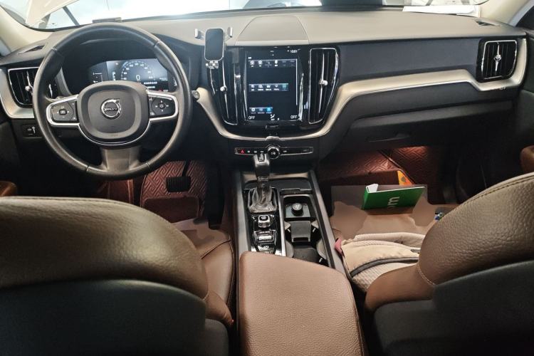 Used Volvo XC60 2021 T5 4x4 Smart Luxury Edition Center Console