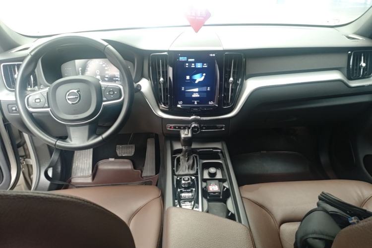 Used Volvo XC60 2021 T5 4x4 Smart Luxury Edition Center Console