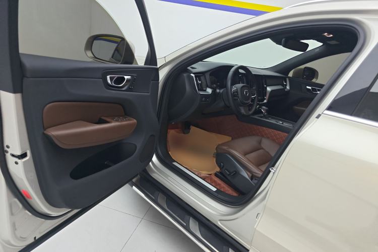 Used Volvo XC60 2021 T5 4x4 Smart Luxury Edition Driver Seat