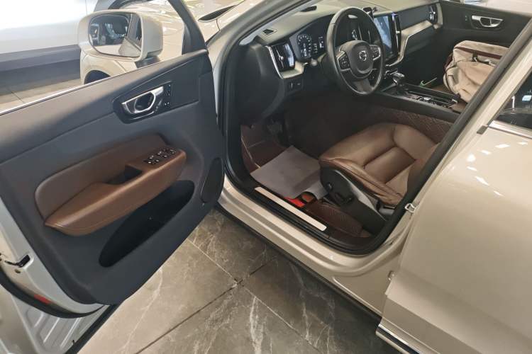 Used Volvo XC60 2021 T5 4x4 Smart Luxury Edition Driver Seat