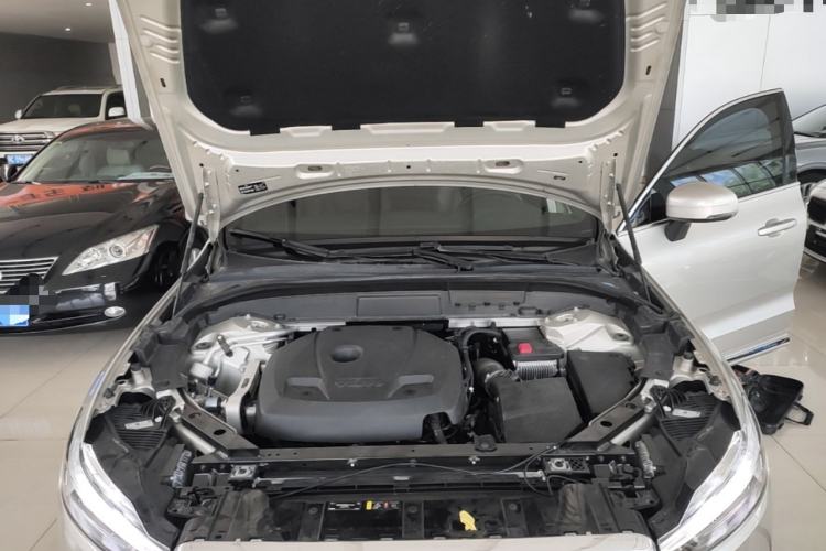 Used Volvo XC60 2021 T5 4x4 Smart Luxury Edition Engine Bay