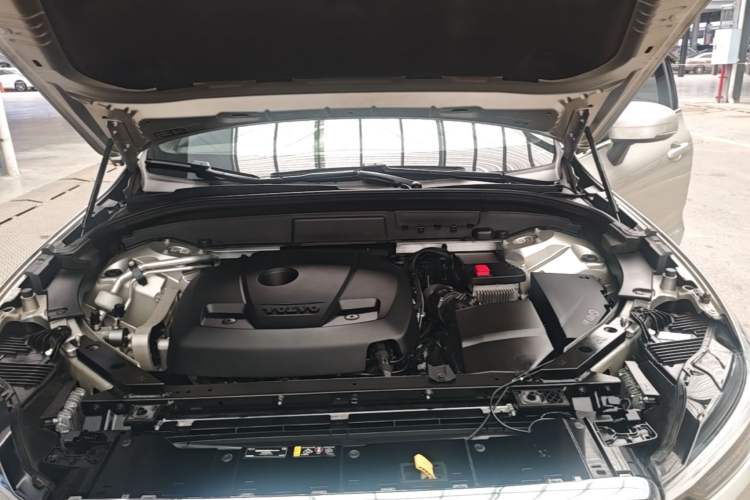 Used Volvo XC60 2021 T5 4x4 Smart Luxury Edition Engine Bay