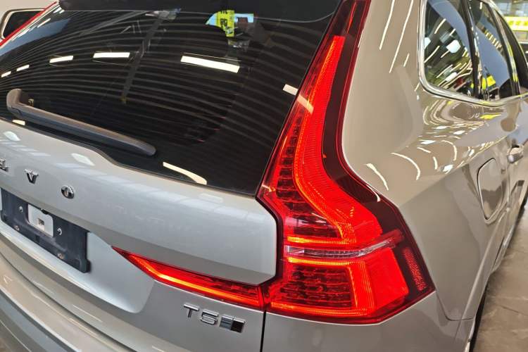 Used Volvo XC60 2021 T5 4x4 Smart Luxury Edition Exterior 2