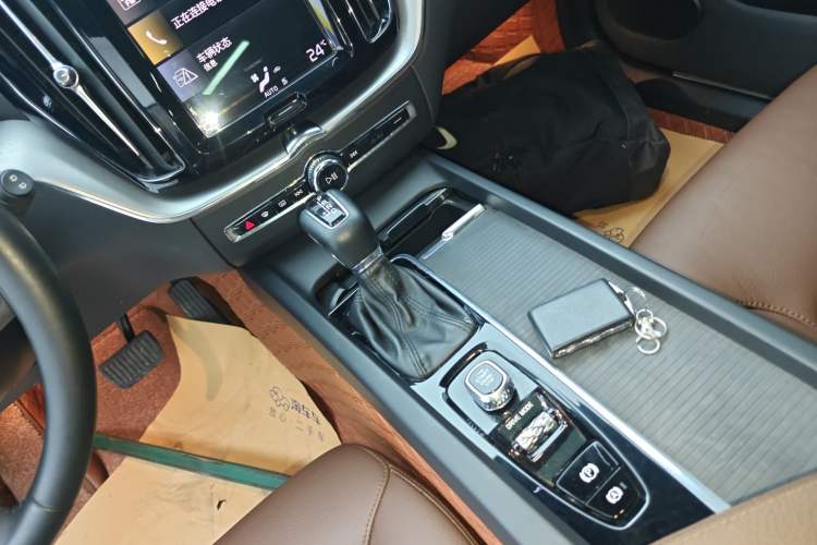 Used Volvo XC60 2021 T5 4x4 Smart Luxury Edition Gear Lever