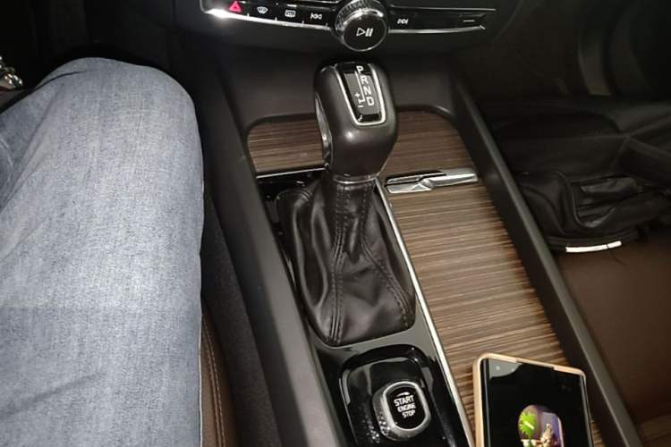 Used Volvo XC60 2021 T5 4x4 Smart Luxury Edition Gear Lever