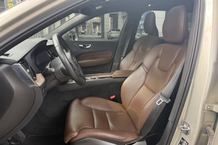 Used Volvo XC60 2021 T5 4x4 Smart Luxury Edition Interior 2