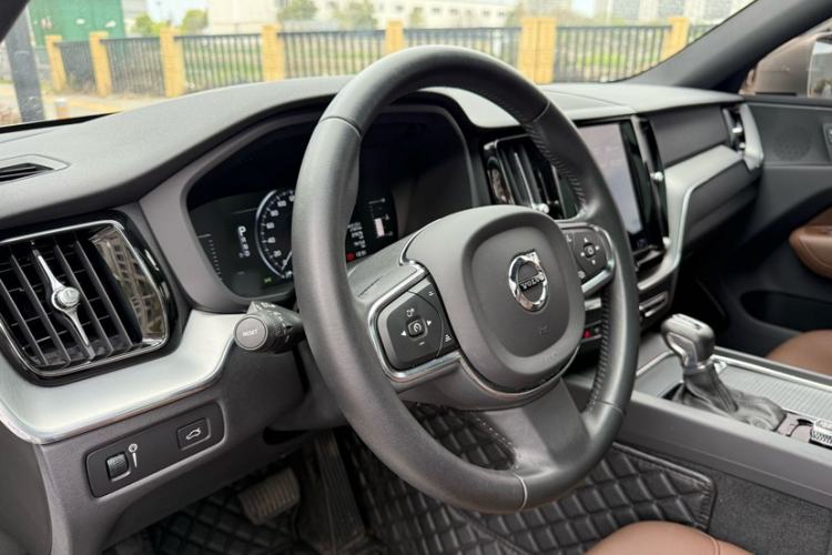 Used Volvo XC60 2021 T5 4x4 Smart Luxury Edition Interior 4