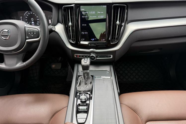 Used Volvo XC60 2021 T5 4x4 Smart Luxury Edition Interior 9