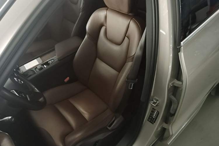 Used Volvo XC60 2021 T5 4x4 Smart Luxury Edition Left Front Seat
