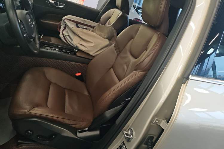 Used Volvo XC60 2021 T5 4x4 Smart Luxury Edition Left Front Seat