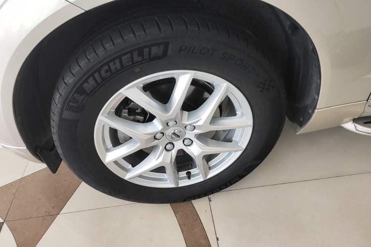 Used Volvo XC60 2021 T5 4x4 Smart Luxury Edition Left Front Wheel Hub