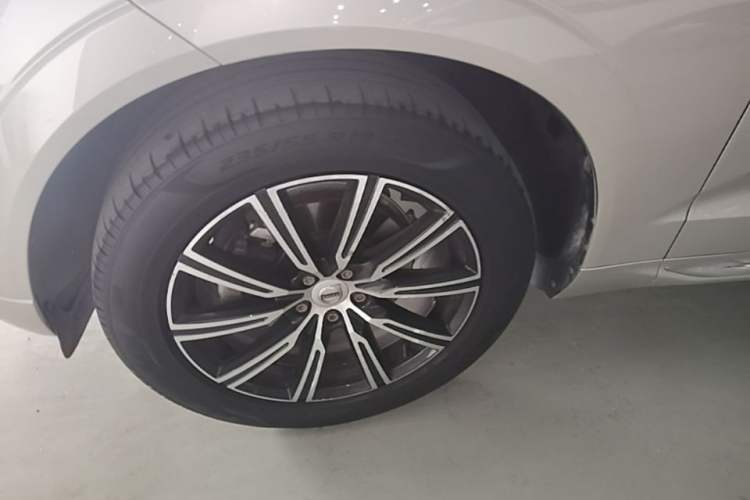 Used Volvo XC60 2021 T5 4x4 Smart Luxury Edition Left Front Wheel Hub