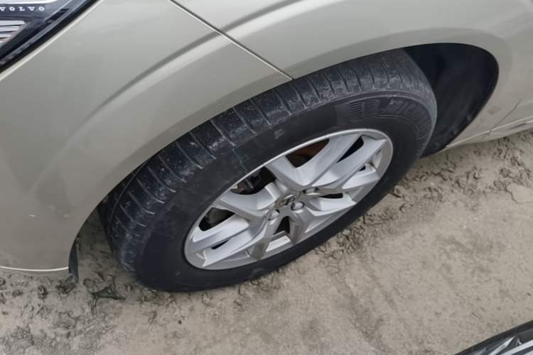 Used Volvo XC60 2021 T5 4x4 Smart Luxury Edition Left Front Wheel Hub