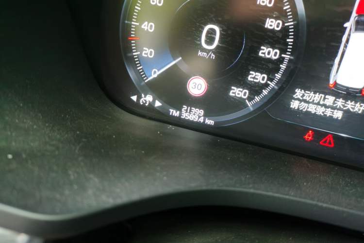 Used Volvo XC60 2021 T5 4x4 Smart Luxury Edition Odometer Close Up