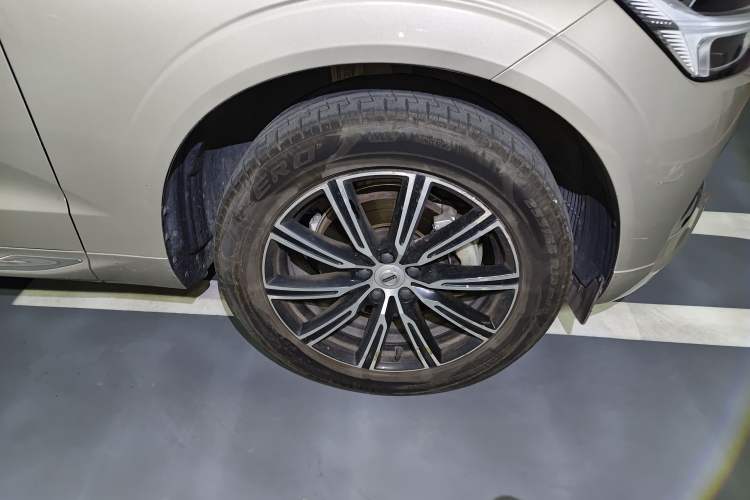 Used Volvo XC60 2021 T5 4x4 Smart Luxury Edition Right Front Wheel Hub