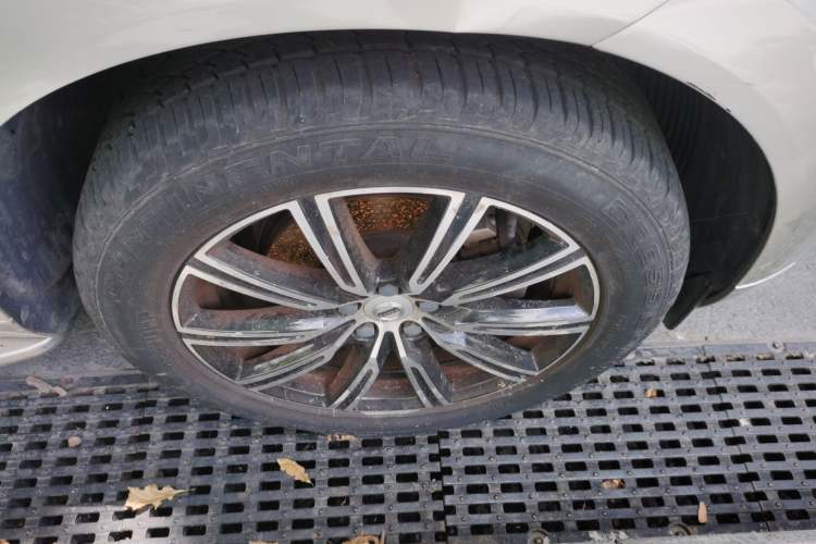 Used Volvo XC60 2021 T5 4x4 Smart Luxury Edition Right Front Wheel Hub
