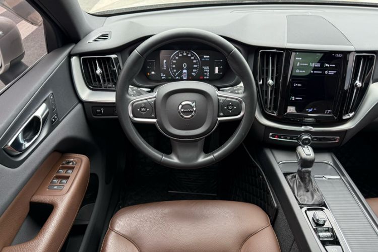 Used Volvo XC60 2021 T5 4x4 Smart Luxury Edition Steering Wheel