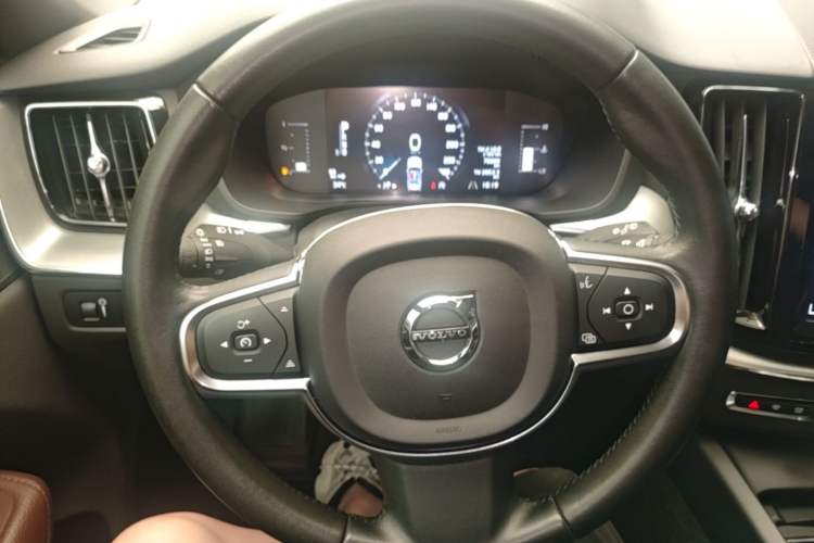 Used Volvo XC60 2021 T5 4x4 Smart Luxury Edition Steering Wheel