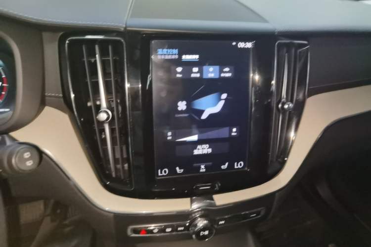 Used Volvo XC60 2021 T5 4x4 Smart Luxury Edition Audio And AC Panel